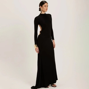 Robe longue noire élégante dos nu à manches longues avec détails évidés à la taille