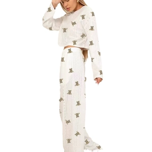 Ensemble de détente blanc deux pièces avec motifs d'ours et pantalon large