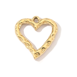 Détail d'un pendentif coeur évidé doré avec une finition en métal texturé irrégulier