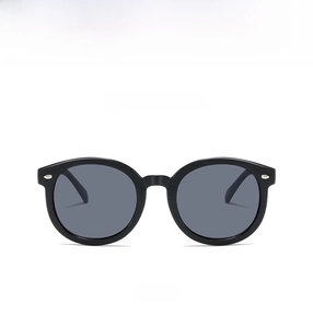 Vue de face de lunettes de soleil rondes pour enfants avec monture noire et verres gris