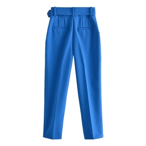 Vista trasera de pantalones azul brillante de tiro alto con cinturón y bolsillos de ojal