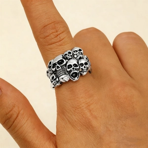 Verstelbare gotische schedelring met gestapelde piratenschedels in antiek zilver
