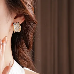 Boucles d'oreilles C dorées 18K avec incrustation de fleurs pour un look de luxe