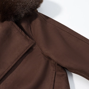 Gros plan d'une veste en daim marron avec col en fausse fourrure et détails de couture