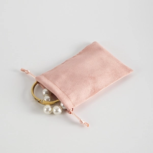 Rosa Samt Kordelzug Schmuckbeutel mit Perlen Gold Armreif, weiche Stoffverpackung.
