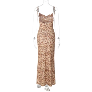 Detail der sexy Leopardenmuster-Textur an einem schmalen Maxikleid mit V-Ausschnitt