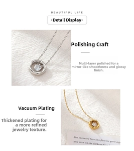 Vue macro détaillée de pendentifs cœur en or et argent avec finition haute brillance