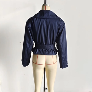 Vue arrière d'une veste bleu marine à revers avec ceinture assortie sur un mannequin
