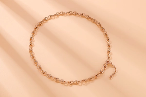 Dettaglio della collana infinity oro rosa con chiusura a moschettone e catenella