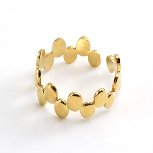 Détail d'une bague ouverte en acier inoxydable doré 18k avec formes ovales superposées