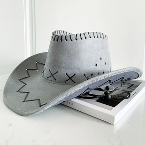 Dettaglio cappello cowboy in pelle scamosciata grigia con cuciture nere e laccio regolabile