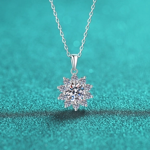 Macro-opname van zilveren zonnebloem hanger met fonkelende witte moissanite steentjes