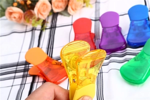 Dettaglio di una clip colorata trasparente per alimenti con molla metallica robusta