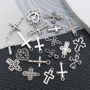 Detail van diverse antieke zilveren kruishangers voor doe-het-zelf sieraden op leer