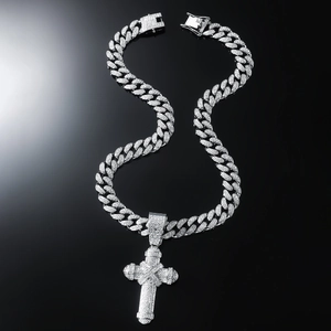 Vue détaillée du pendentif croix serti de diamants sur chaîne cubaine argentée