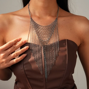 Vue détaillée du collier à pampilles en maille multicouche en métal noir sur modèle
