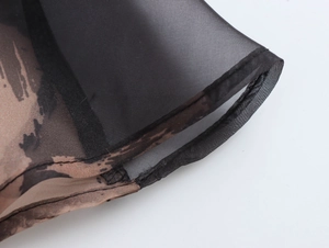 Gros plan du mesh noir transparent et du tissu camouflage avec coutures d'ourlet