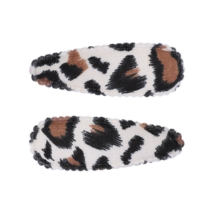 Gros plan de barrettes BB en tissu léopard avec bords en dents de scie ondulées pour filles