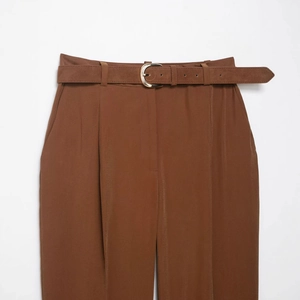 Pantalon large taille haute marron foncé pour femme avec ceinture à boucle métallique assortie