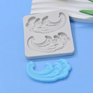 Vue détaillée du moule en silicone avec motifs de vagues et un échantillon en résine bleue
