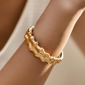 Chic 18K gold plated wavy bangle with a textured brushed finish and open design