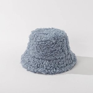 Dettaglio cappello alla pescatora in pile sherpa azzurro per il calore invernale