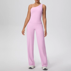 Détail d'un ensemble gilet de yoga rose à une épaule et pantalon de sport large