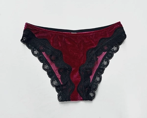 Détail de la culotte en velours bordeaux et dentelle noire avec texture raffinée