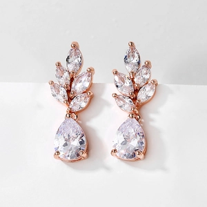 Detailaufnahme der Roségold-Ohrhänger mit marquise- und birnenförmigen Zirkonia-Steinen