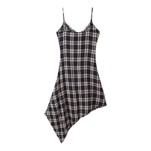 Robe vichy noir et blanc à col en V asymétrique avec taille cintrée et ourlet irrégulier