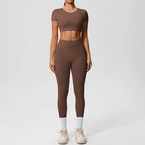 Ensemble de yoga marron avec legging taille haute et haut court pour fitness sport