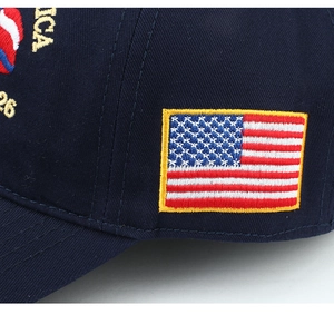Nahaufnahme der US-Flaggenstickerei und ICA 26 Nähte auf dunkelblauer Baseballkappe