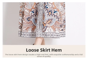 Detaillierte Nahaufnahme des Paisley-Musters und des fließenden Stoffes am Vintage-Kleid