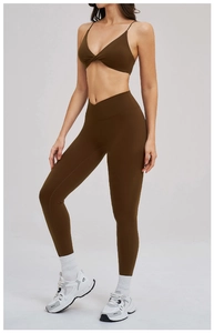 Dettaglio completo yoga oliva scuro con leggings a vita incrociata e reggiseno sportivo
