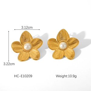 Detail view of 18K gold plated flower earrings with pearls and size 3.22cm measurement