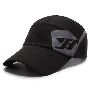 Cappello da sole traspirante nero da uomo con dettagli grigi riflettenti e visiera curva