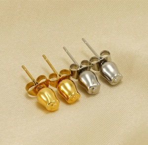 Detail von Rosenknospen-Ohrsteckern in Gold und Silber mit Schmetterlingsverschluss