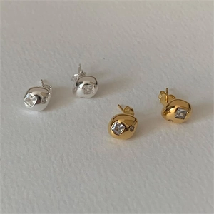 Elegant 925 sterling silver stud earrings with square zircon in gold and silver finish