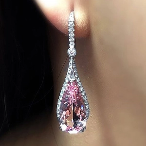 Élégantes boucles d'oreilles pendantes rose poire avec micro-pavage sur métal argenté