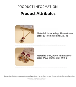 Vue détaillée des dimensions du collier géométrique en losange avec strass et détails violets