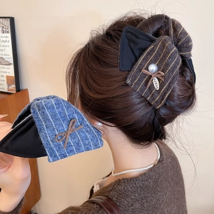 Détails des pinces à cheveux à rayures bleues et marron avec pendentifs étoile et perles