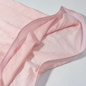 Détail de la robe rose à volants montrant la texture et la bordure en maille blanche