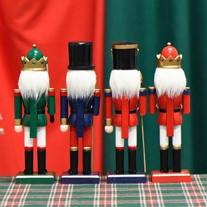 Vue arrière du lot de 4 soldats casse-noisette en bois pour décoration de Noël