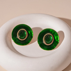 Détails de boucles d'oreilles vintage en émail vert émeraude avec bordure dorée tressée
