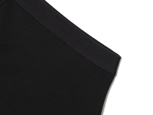 Gros plan sur la taille élastique noire côtelée et le tissu en maille de qualité