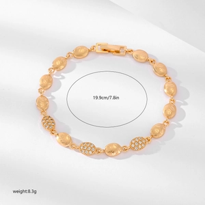 Detail eines vergoldeten Armbands mit geprägten Gliedern und Zirkonia-Pavé-Anhängern