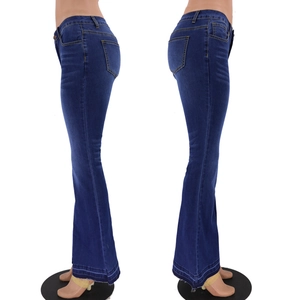 Detail der dunkelblauen Schlagjeans mit offenem Saum und klassischem 5-Pocket-Wasch-Design