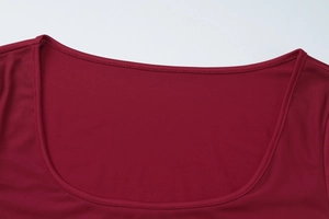 Detailaufnahme des bordeauxroten U-Ausschnitts mit Mesh-Patchwork-Textur
