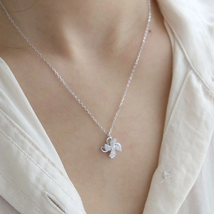 Rotating windmill pendant necklace in silver with sparkling pavé zircon stones