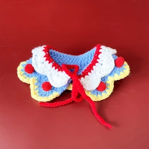 Vue détaillée de l'écharpe tricotée pour animaux avec motifs bleu, blanc et jaune